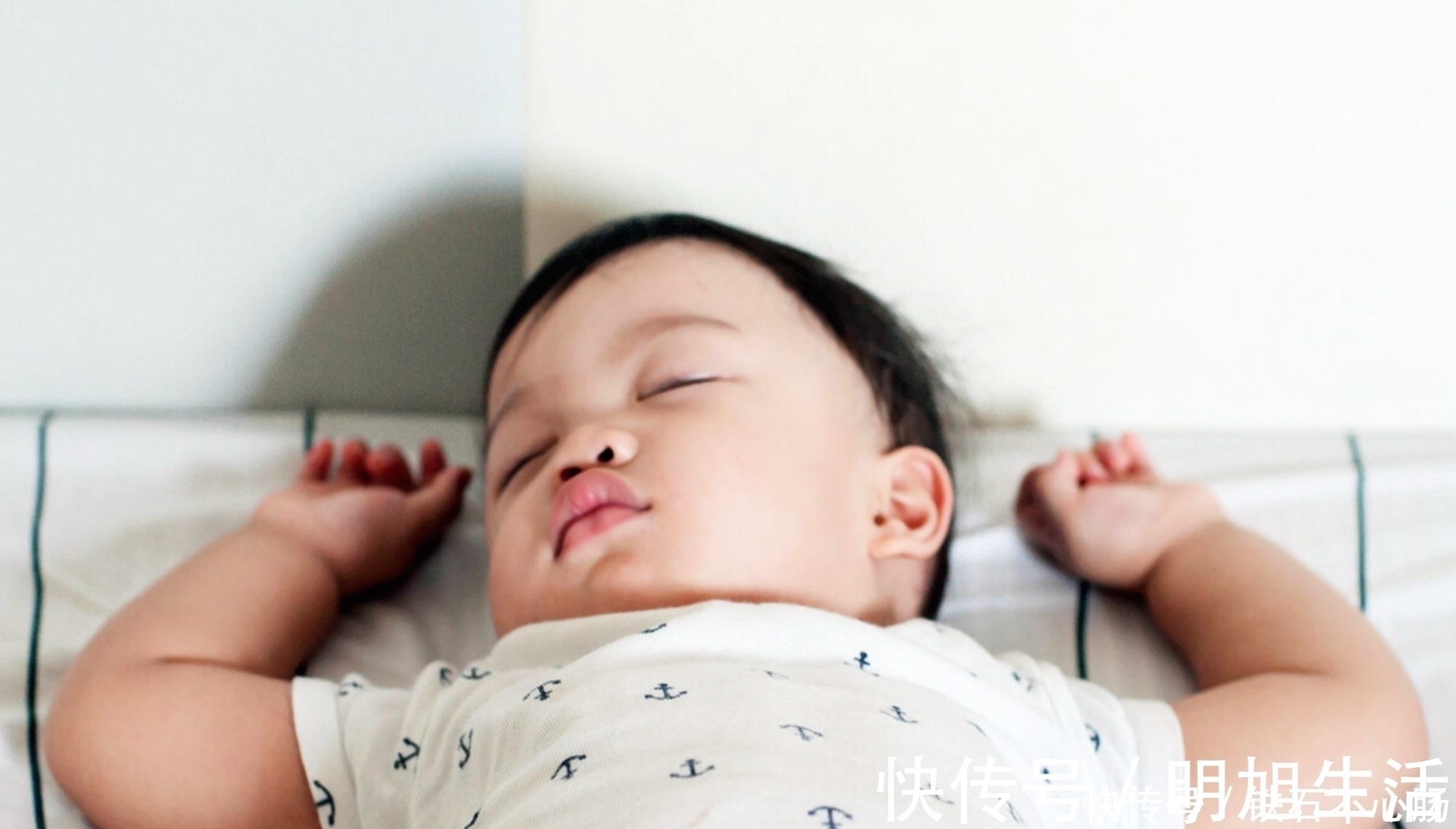 投降|“举手睡觉”是宝宝的保护机制?宝宝投降睡姿下的秘密,要掌握