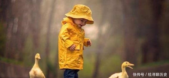 小鹿|女儿照镜子看“小蛮腰”,结果恼羞成怒,宝妈:好像减肥失败的我