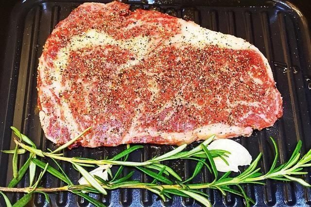 同样是胡椒,选黑胡椒还是白胡椒老厨师教你一招,知道不再瞎买