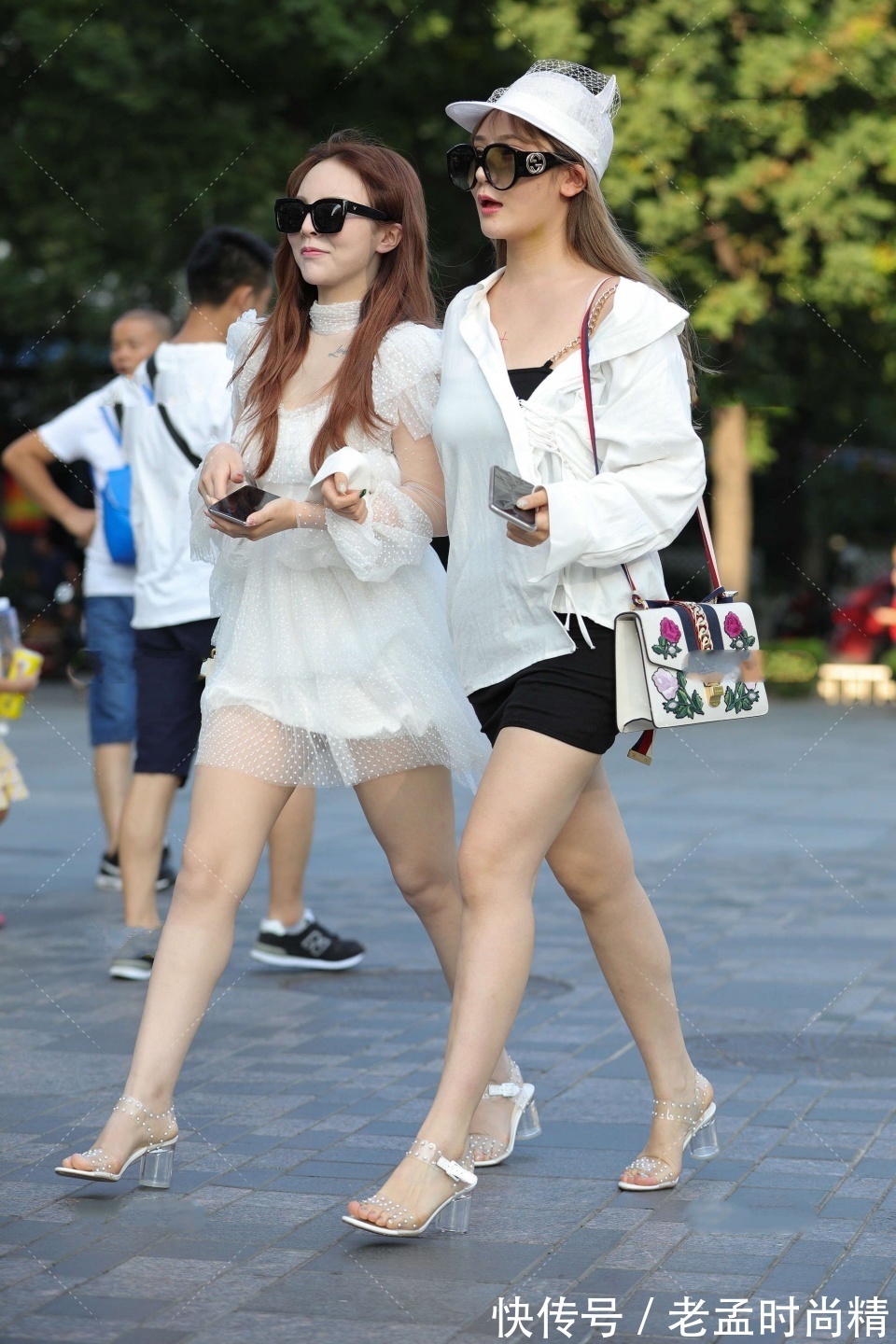 知性|街拍:俩闺蜜出街,斑点连衣裙与吊带短裙,知性又优雅谁更好看?