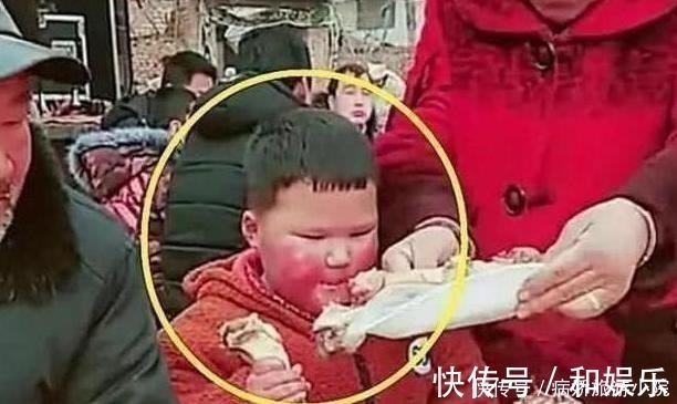 上有老下有小|奶奶带孙子吃酒席,结束后成全村笑料,隔代育儿的这些痛谁知道