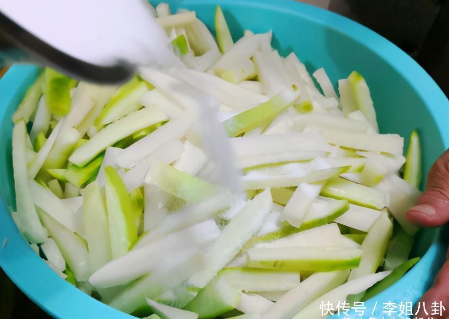 遇到青萝卜别手软,我一买就是10斤,晒干了存着,天冷就少了