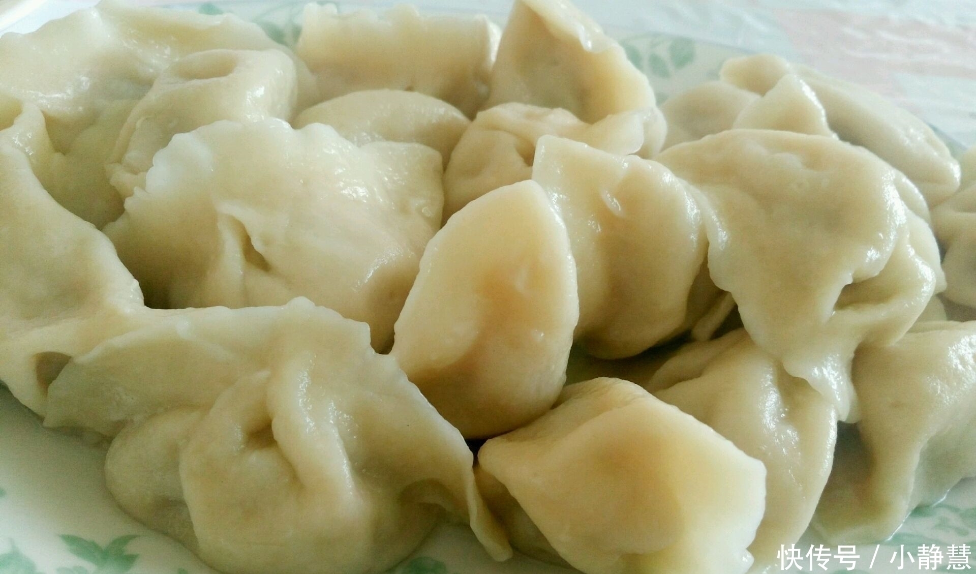 芹菜饺子|此菜包饺子就是香,3块钱一把,一顿50个饺子不够吃,比韭菜香