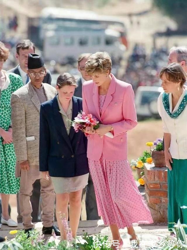 穿搭 女人40岁后凭什么敢穿“粉色”4个搭配技巧,不装嫩不显老!