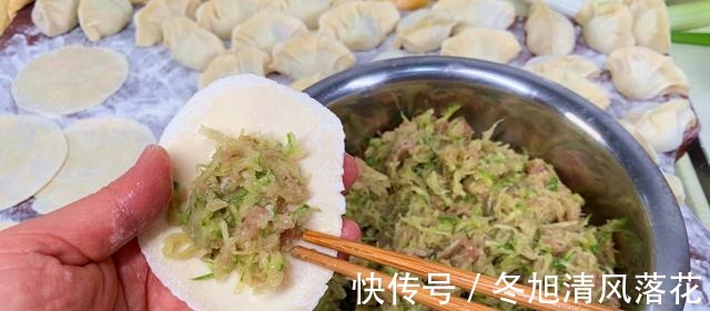 萝卜饺子,有人焯水,有人直接包,都不对!分享正确做法,太香了!