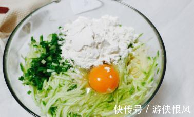 土豆搭配西葫芦,来一份好吃的早餐饼,方便还省事