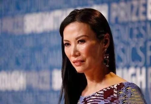 来俏|52岁邓文迪才是“老来俏”,穿紧身裙装烫卷发,满脸皱纹也好看