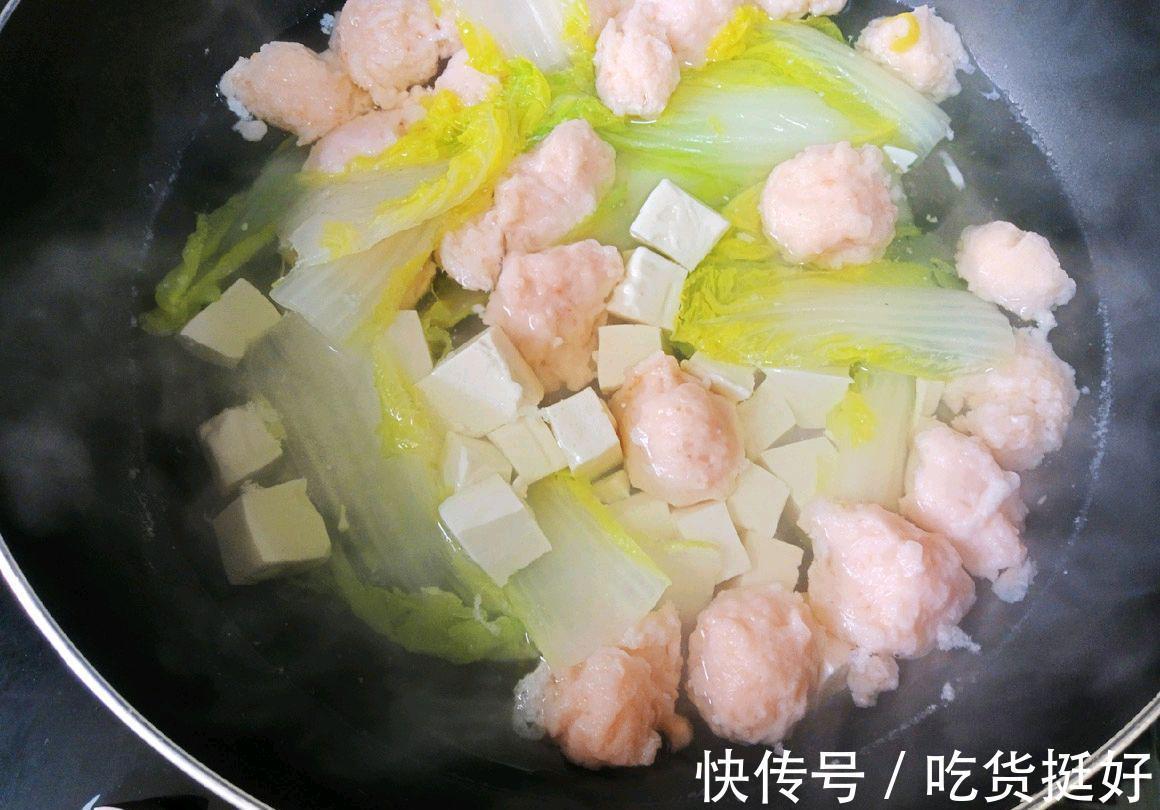 虾滑豆腐白菜汤|虾滑豆腐白菜汤：豆腐软糯，白菜脆爽，而虾滑Q弹软滑，这味绝了
