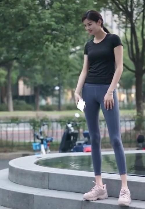 小姐姐 当女神穿上瑜伽裤,时髦又好看,小姐姐秀出性感的美区