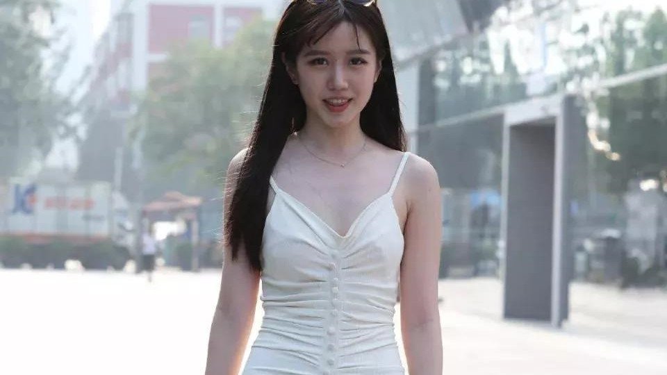吊带长裙 穿白色吊带长裙的性感靓丽女孩, 好迷人的气质闺蜜更胜一筹