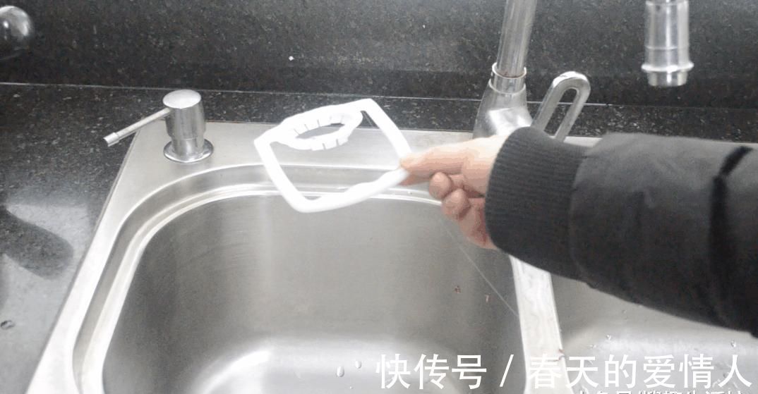 油桶上塑料把手不要扔, 放在厨房有妙用, 解决了千家万户的烦恼