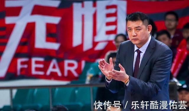 女足|山东男篮、足球两大标志性人物合影,郝伟在巩晓彬面前小鸟依人
