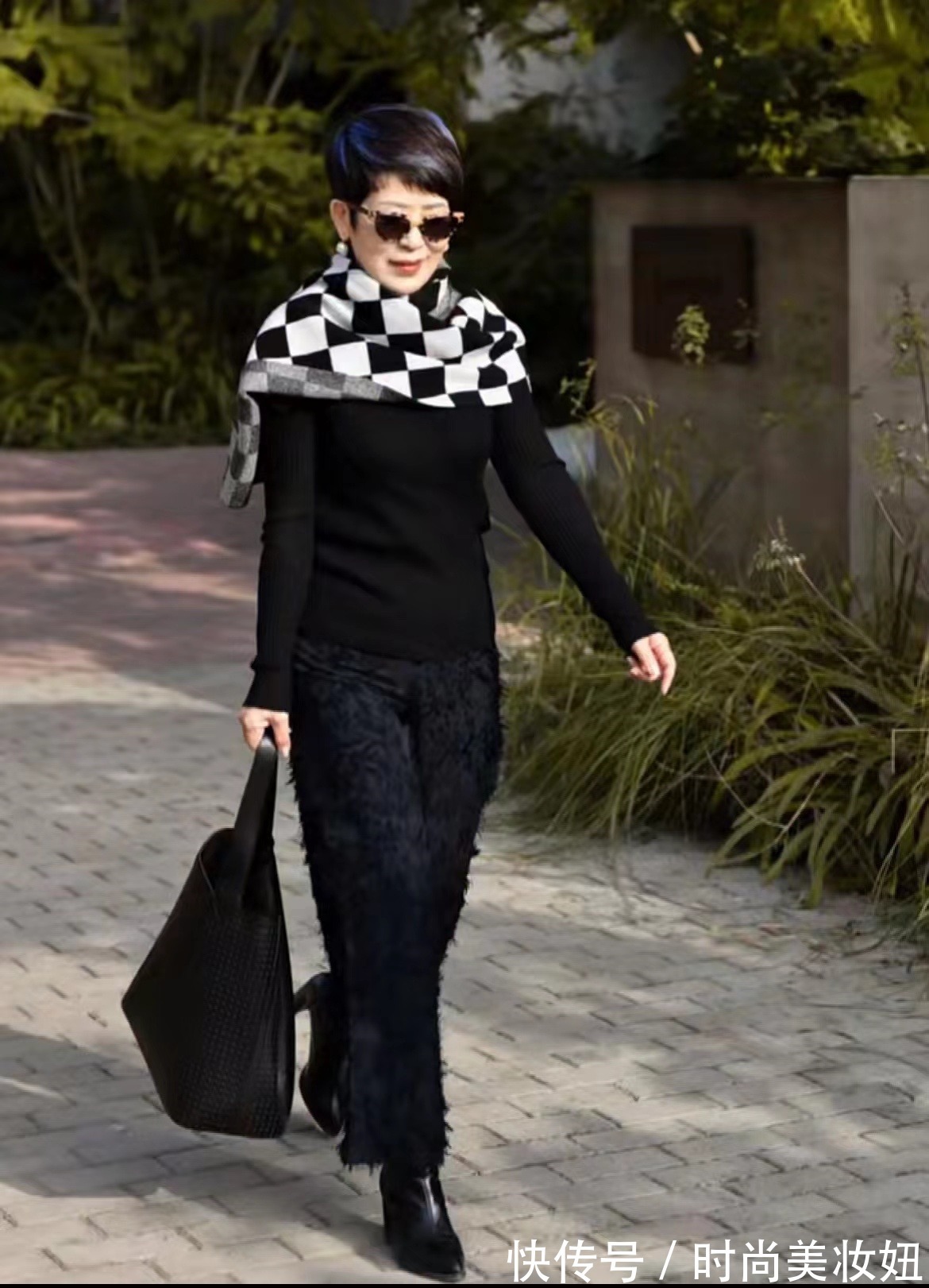 针织衫|这才是60岁女人该有的模样,靠穿搭赢得体面,气质真高级