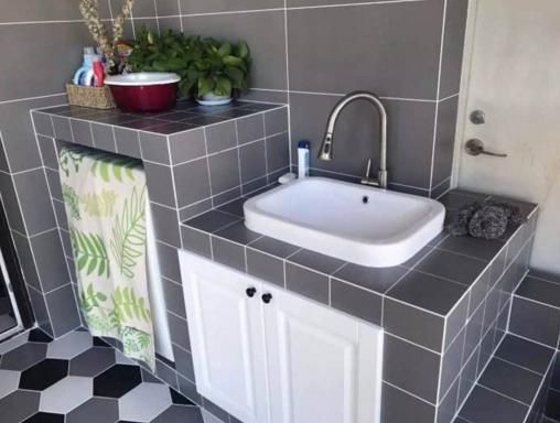 阳台上|邻居在阳台上放洗衣机,让师傅多砌一个小地台,排水快又环保