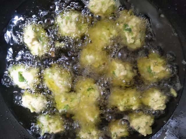 冬季天冷多吃萝卜，炸成香酥萝卜丸子，外酥里嫩，美味可口