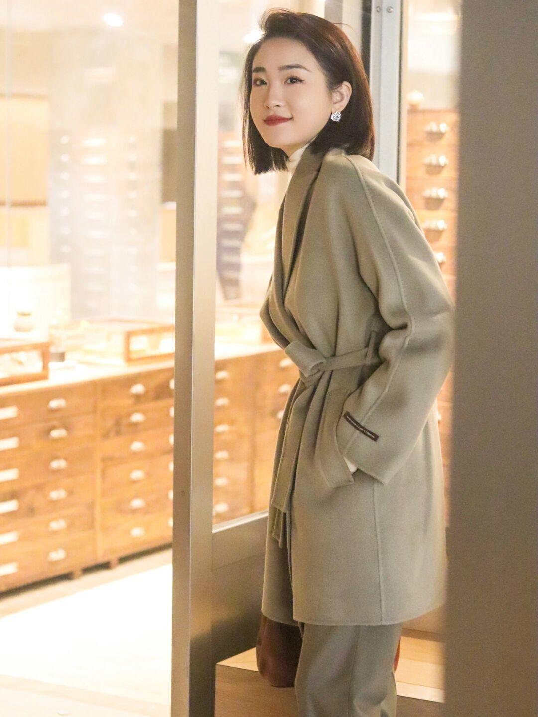 大衣 这个冬天一定要做好保暖工作,棕色羽绒服+直筒牛仔裤,休闲又百搭!