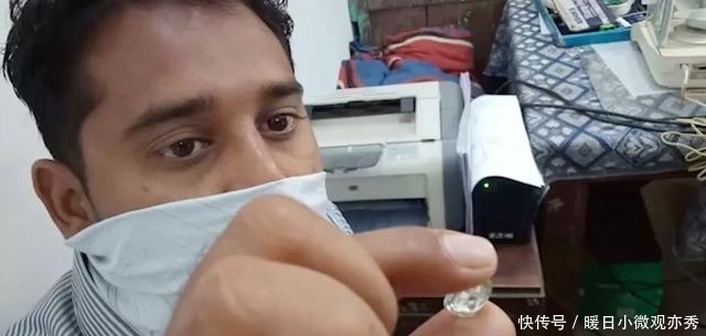 印度矿工挖到一颗钻石,价值46万,他要跟八个兄弟分享