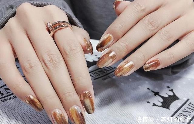 琥珀色|显白时髦,这几款美甲新年做起来,超出众