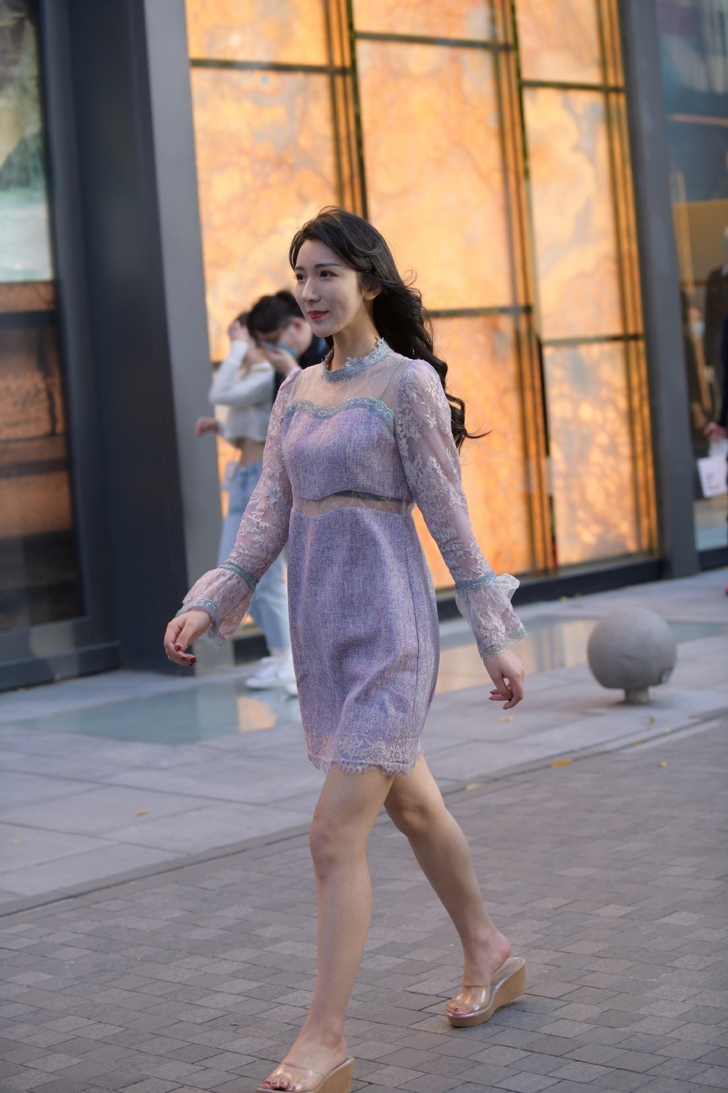 洋气|美女街拍:时髦姑娘在秋冬季节这样穿,紫色连衣裙搭配蕾丝花纹,精致又洋气