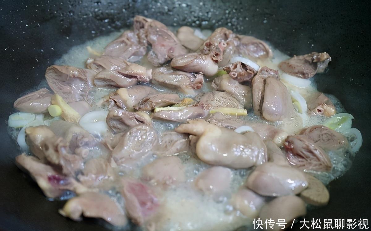  宅在家炒了此菜，家人都是好吃，味道鲜美，一会就抢光了