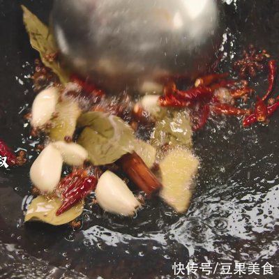 经典湘菜毛氏红烧肉，不放一滴酱油照样好吃，色泽鲜亮肥而不腻