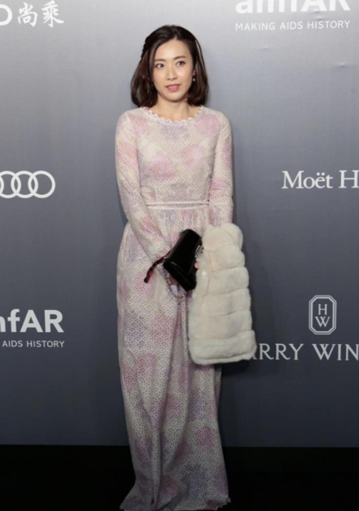 甘比|甘比这次穿对了,身穿一袭黑白色蕾丝拼接连衣裙亮相,优雅又大气