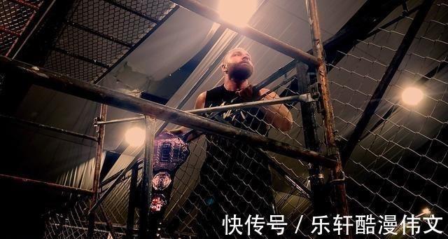 米克·佛利高度称赞莫斯利与此人他们是当今摔角界最疯狂的家伙