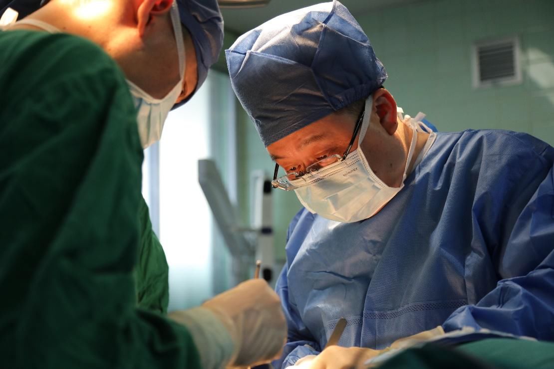 神经外科|常年头痛竟是脑干肿瘤！上海长海医院医生巧拆患者生命中枢“炸弹”