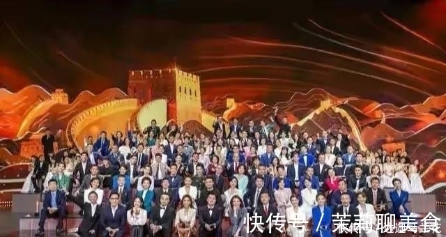 梁田|全国107位主持人聚首董卿翘二郎腿坐C位朱迅靠边坐，梁田牛