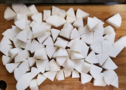 做法|这才是萝卜炖牛腩的家常做法，口感劲道，肉质鲜嫩，汤汁浓郁下饭