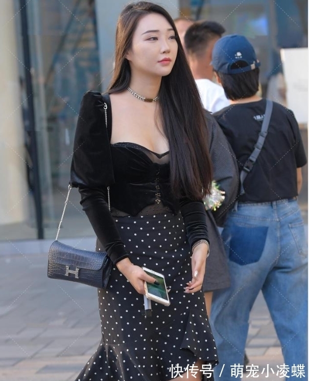 小姐姐 圆点波浪裙,搭配低领丝绒上衣,优雅美丽