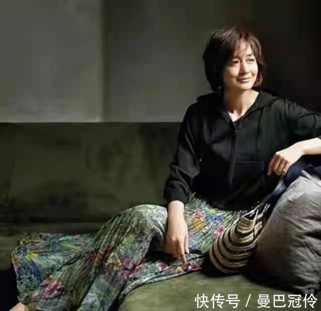 卡其色|50岁黄皮肤女人,夏季穿什么颜色显白又年轻?