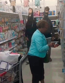 |搞笑GIF图：新娘子你有点过分了，拉的有点高了啊！