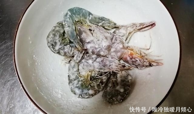 营养|大虾此样做，像薯条一样口感焦酥，营养美味，不剥虾皮就能吃