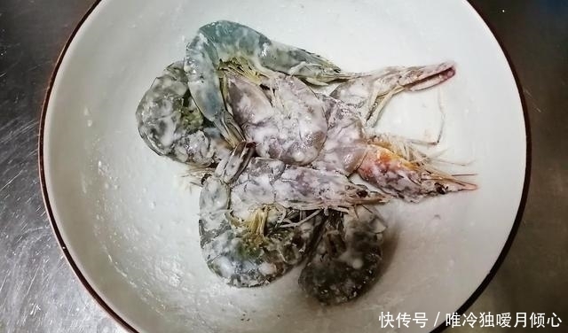 营养|大虾此样做,像薯条一样口感焦酥,营养美味,不剥虾皮就能吃