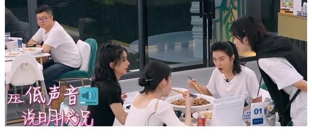 赵丽颖|《中餐厅5》有多假？客人吃到生米粉一声不吭，赵丽颖反应好得体