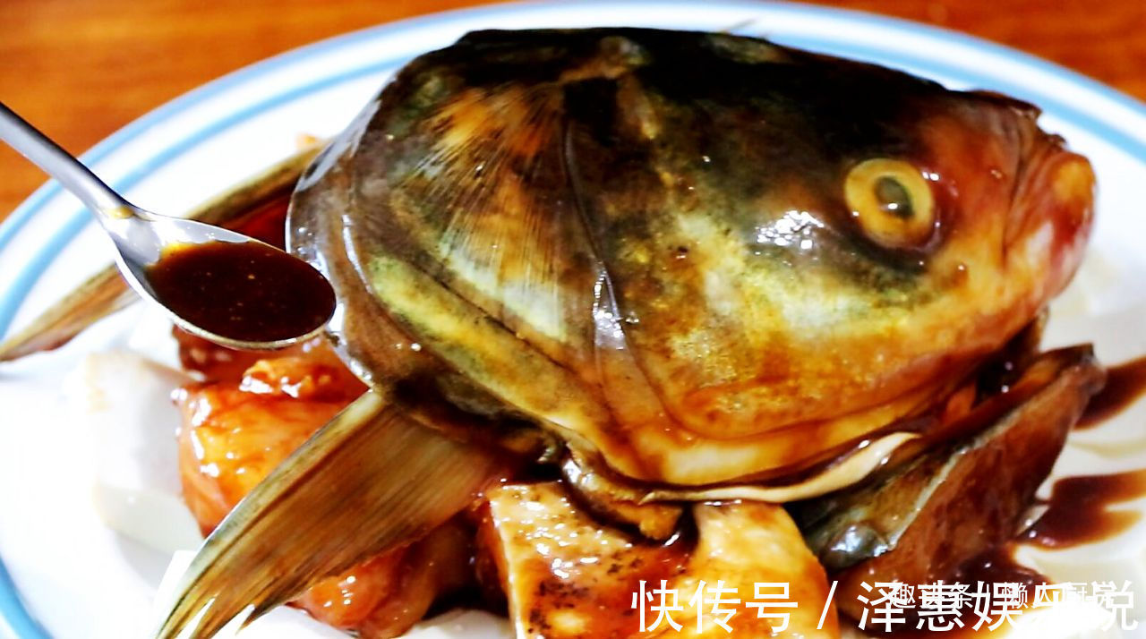 这是豆腐鱼头的快手做法,豆腐不油煎,鱼头不红烧,蒸一下就好了