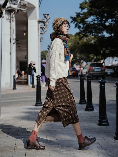 早春穿针织开衫、毛衣怎么穿好看？今年流行配“格子裙”，很美！
