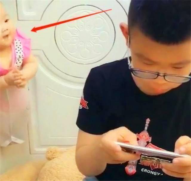 宝宝|小舅带娃方式走红,为玩游戏把外甥挂门上,网友:外甥正月剃头去