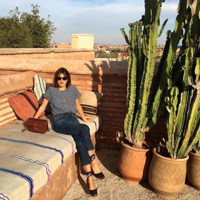 草编包 完爆小白鞋!这双神仙凉鞋跪求你买,巨显腿长