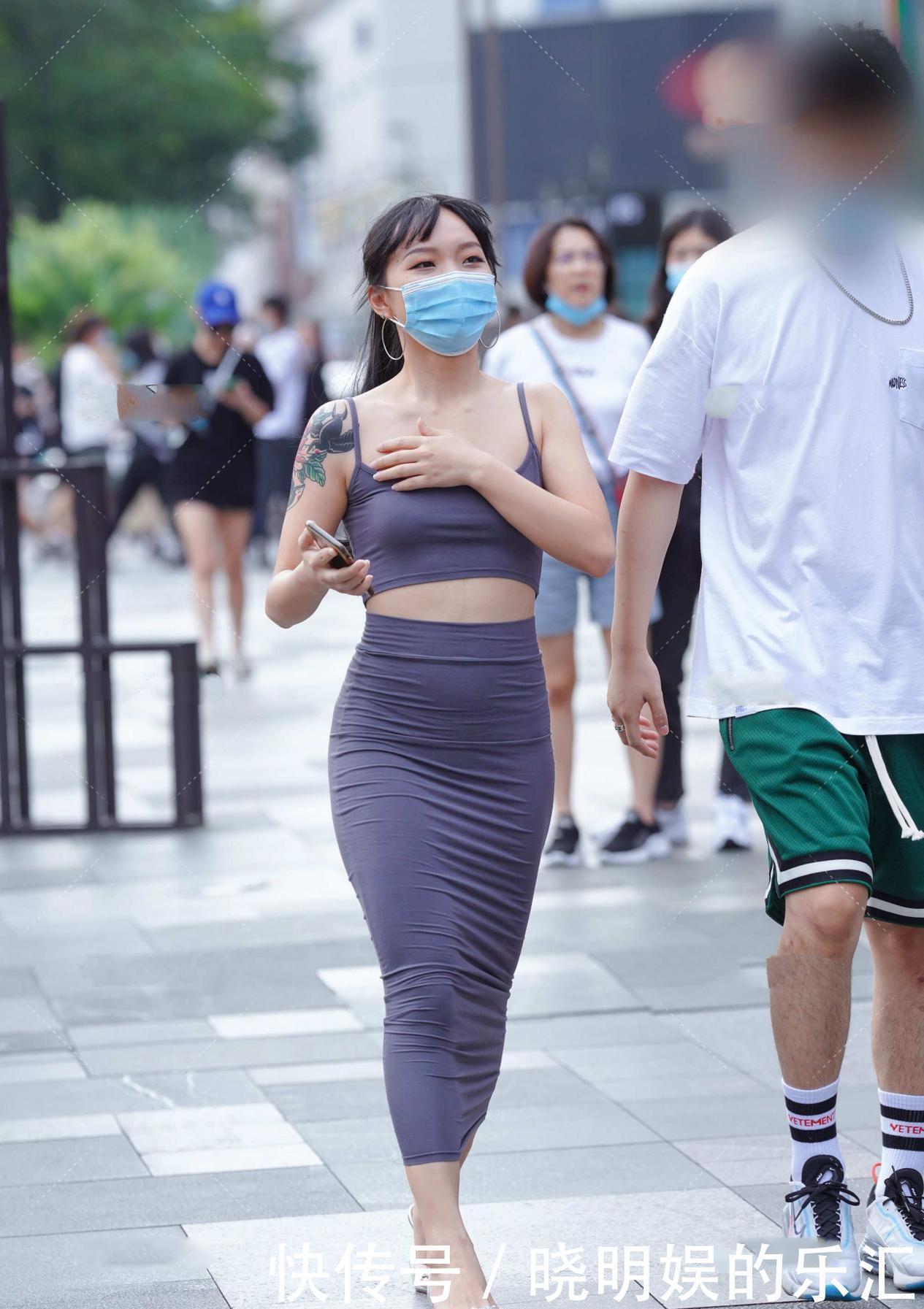 胳膊|套装的无袖背心和长款裙子搭配，胳膊上带有图案，散发欧美范儿