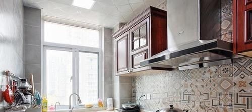 老公|我家仅有80平,老公在过道上装花廊,没想到对门邻居学我家也整了