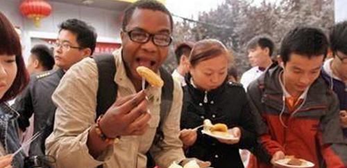 当外国人第一次吃油条的时候，竟发生了这些事，最后一张乐翻了！