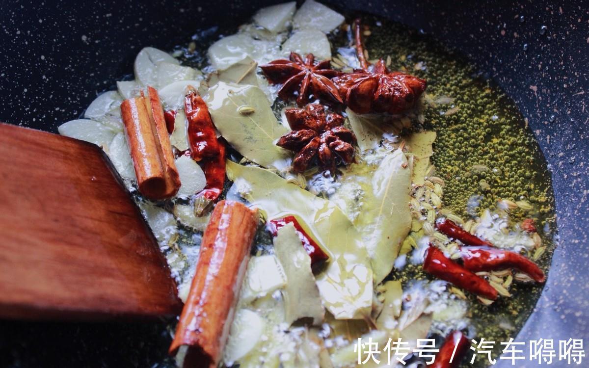 开胃|排骨别总红烧了，做一道香辣开胃的香煎小排，好吃到舔手指