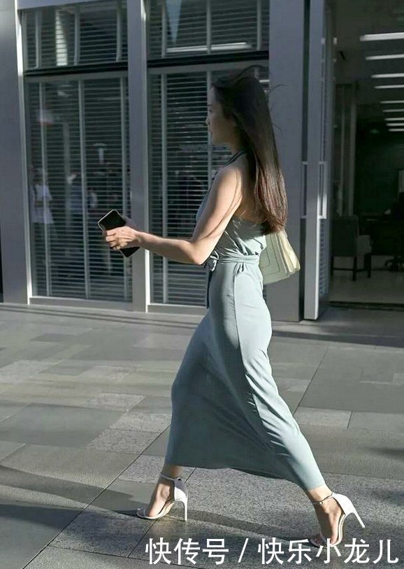 现在流行“挂脖裙”,造型才能时尚出众