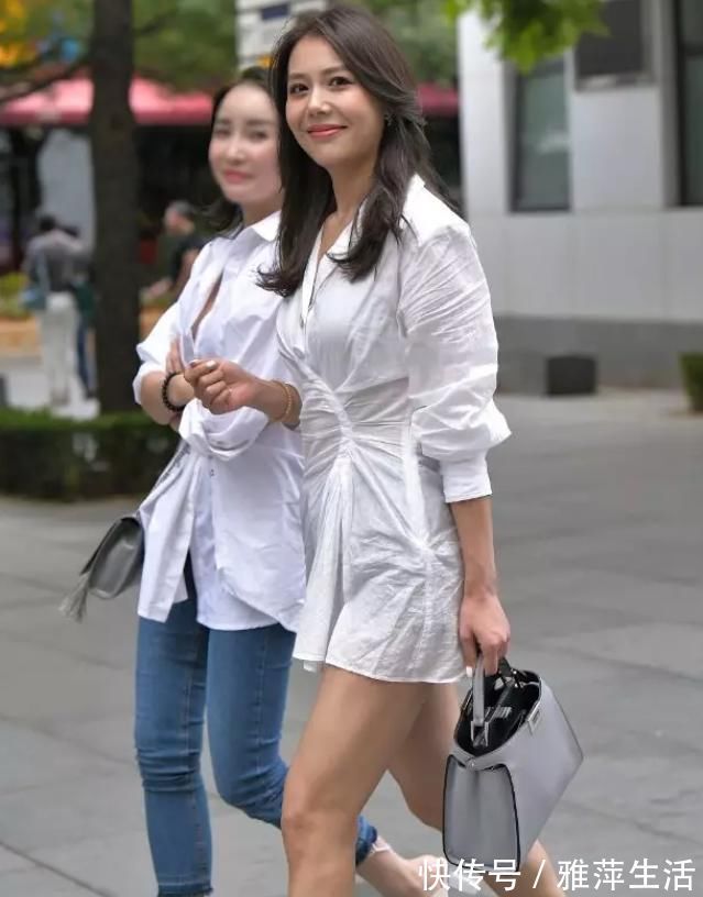 小蛮腰 素白色连衣裙,搭配黑色时尚拖鞋,轻松穿出城市丽人范