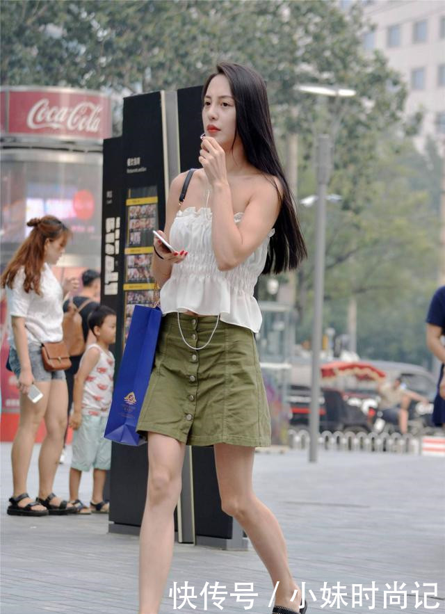 款式|街拍:穿着短裙的姑娘, 要选择什么款式的更好一些, 不同年纪搭配也不同