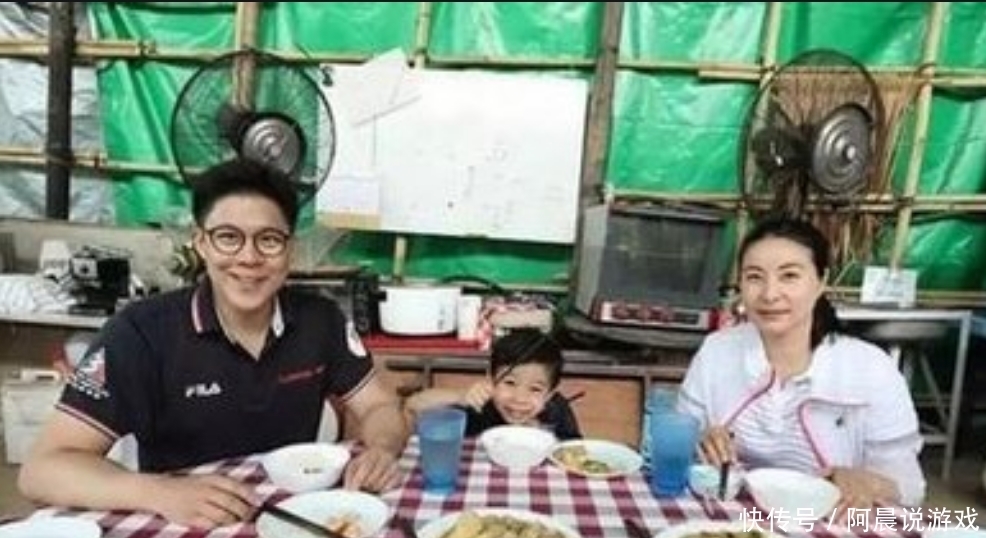 孩子|郭晶晶3个孩子吃饭照火了,餐具太吸睛,这才是真正的“富养”