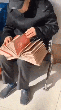 |搞笑GIF:这哥们的气质,我一辈子都不想学来