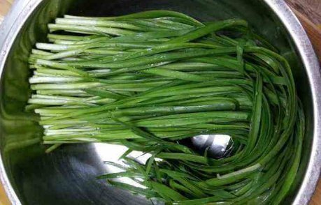 韭菜炒鸡蛋，先炒韭菜还是鸡蛋顺序错了，难怪鸡蛋老，韭菜发黄